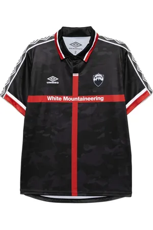 WHITE MOUNTAINEERING Playera Uniform en colaboración con x Umbro