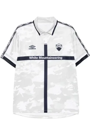 WHITE MOUNTAINEERING Playera Uniform en colaboración con x Umbro