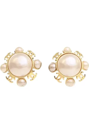 CHANEL Aretes de clip bañados en oro con perla artificial del siglo XX