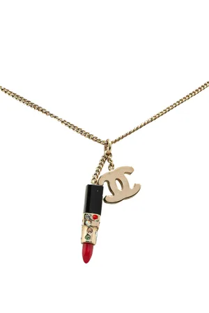 CHANEL Collar con dije de labial y logo CC bañado en oro 2004