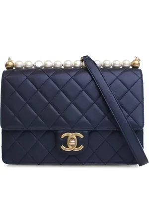 CHANEL Bolsa crossbody Flap mediana de piel de cordero con perlas 2019