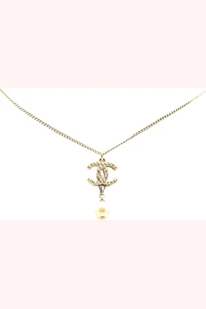 CHANEL Collar bañado en oro CC Faux Pearl Pendant Necklace 2009