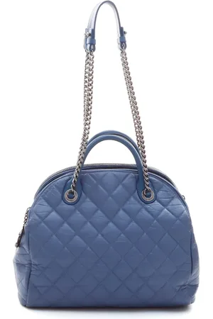 CHANEL Bolsa de mano con capitonado de rombos y logo CC 2013