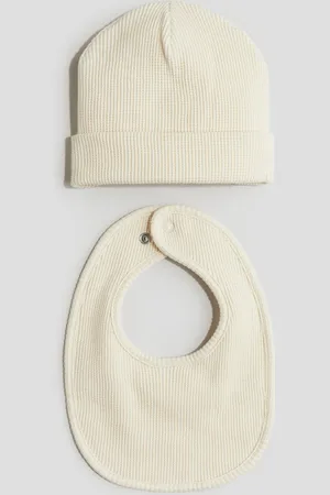 H&M Set gofrado de 2 piezas con gorro y babero