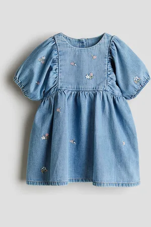 H&M Vestido de denim con diseño bordado