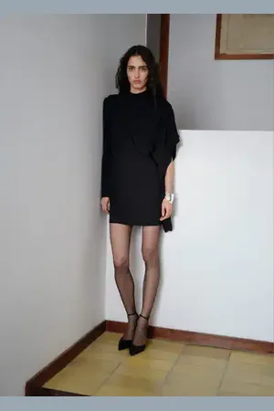 MANGO Vestido corto manga asimétrica
