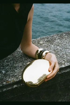 MANGO Bolso mano clutch metálico Unitalla