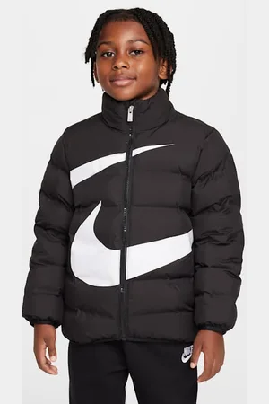 Nike Chamarra acolchada Swoosh con patrón en bajorrelieve para niños talla pequeña