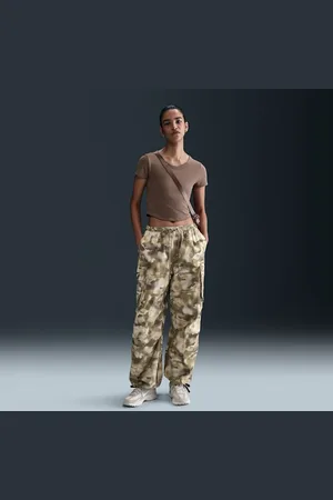 Nike Pants cargo oversized de tiro medio camuflajeados para mujer Sportswear