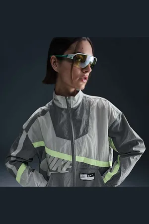 Nike Sportswear Chamarra de tejido Woven oversized para mujer