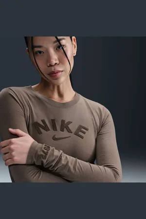 Nike Playera slim cropped para mujer Sportswear Chill Knit