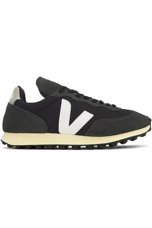 Veja Zapatilla deportiva rio branco en color gris talla 40 en Black White & Oxford Grey - Grey. Talla 40 (también en 41, 42, 43, 44, 46).