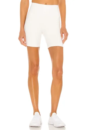 alo High waist biker short en ivory en color talla M en - White. Talla M (también en S).