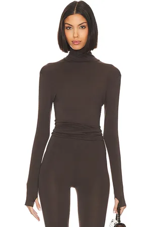 Norma Kamali Slim fit long sleeve turtle top en color talla L en - . Talla L (también en M, S, XL, XS, XXS).