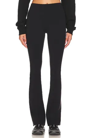 alo Leggins con corte de bota airbrush en color talla M en - Black. Talla M (también en XS).