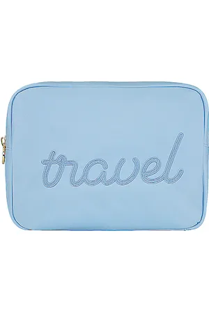 Stoney Clover Lane Bolsa de viaje travel embroidered large pouch en color bebe azul talla all en - Baby Blue.