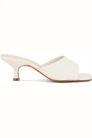 Schutz Sandalia dethalia en color crema talla 7.5 en - Cream. Talla 7.5 (también en 8.5).