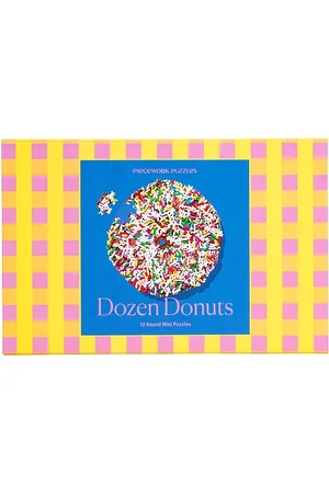 Piecework Puzle dozen donuts 540 piece puzzle en color amarillo talla all en N/A - Yellow. Talla all.