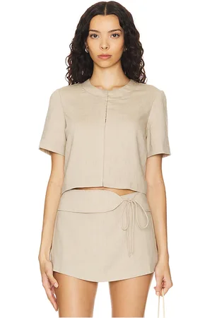Amanda Uprichard X revolve bodie top en color beige talla M en - Beige. Talla M (también en L, S, XS).