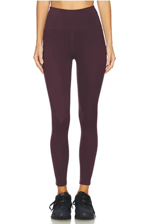 Beyond Yoga Powerbeyond strive high waisted midi legging en color morado talla L en - Purple. Talla L (también en M, S, XL, XS).