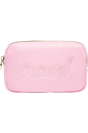 Stoney Clover Lane Bolsa pequeña bordada con la frase travel travel embroidered small pouch en color rosado talla all en
