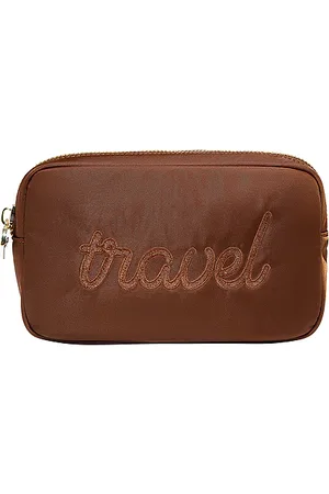 Stoney Clover Lane Bolsa pequeña bordada con la frase travel travel embroidered small pouch en color marrón talla all en