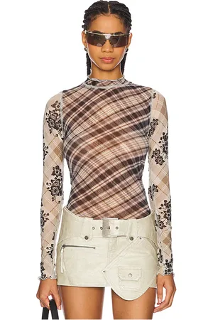 Free People Top malla chloe en color negro talla M en - Black. Talla M (también en S, XS).