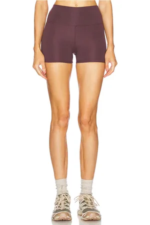 WellBeing + BeingWell Lorena 3 inch shorts en color vino talla L en - Wine. Talla L (también en M, XL, XS).