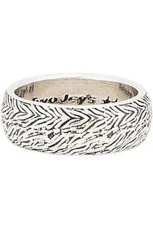 TWOJEYS Anillo zebra en color plateado metálico talla 16 en - Metallic Silver. Talla 16 (también en 18, 20, 22).