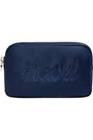 Stoney Clover Lane Bolsa pequeña bordada con la frase travel travel embroidered small pouch en color azul marino talla all en Zafir