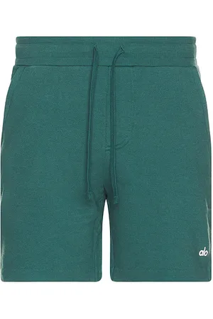 alo Chill shorts en color verde talla L en - Green. Talla L (también en M, S, XL/1X).