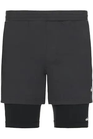 alo Conquer react 2 en 1 performance short en color gris talla L en - Grey. Talla L (también en XL/1X).
