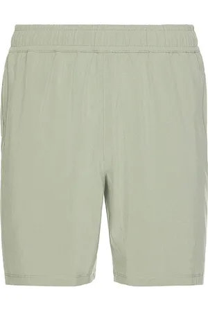Beyond Yoga Pivotal performance short en color verde salvia talla L en - Sage. Talla L (también en M, XL/1X).