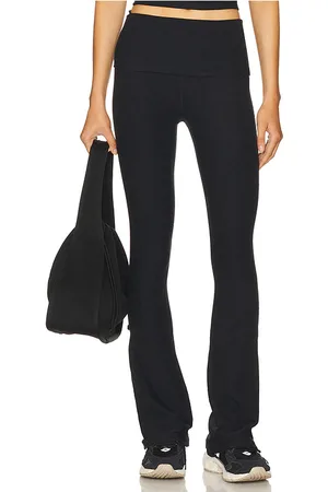 Beyond Yoga Pantalón de corte acampanado plegable spacedye en color negro talla L en - Black. Talla L (también en M, S, XL