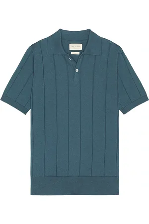 Far Afield Jacobs short sleeve polo en color roca talla L en - Slate. Talla L (también en M, S).