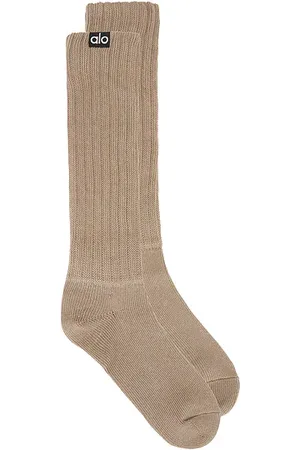 alo Calcetin scrunch en color bronce talla M/L en - Tan. Talla M/L (también en S/M).