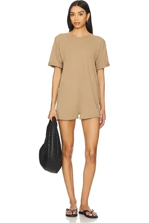 Free People X fp movement hot shot tee romper coddy en color bronce talla S en - Tan. Talla S (también en XL).