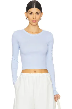 ENZA COSTA Top corto de manga larga supima baby en color bebe azul talla L en - Baby Blue. Talla L (también en M, S, XS).