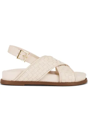 Schutz Sandalia ruby en color crema talla 10 en - Cream. Talla 10 (también en 6, 6.5, 7, 7.5, 8, 8.5, 9, 9.5).
