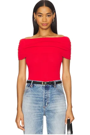 ASTR Top con hombros descubiertos top en color talla L en - Red. Talla L (también en M, S, XS).