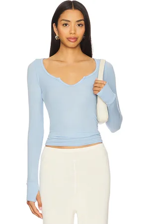 Michael Lauren Maeve long sleeve scoop neck top en color bebe azul talla L en - Baby Blue. Talla L (también en M, S, XS).