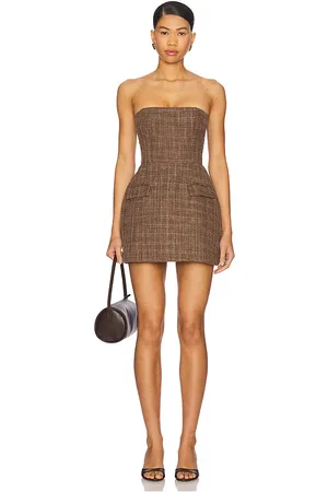 Amanda Uprichard X revolve strapless bethany romper en color chocolate talla L en - Chocolate. Talla L (también en M, S, XL, XS)