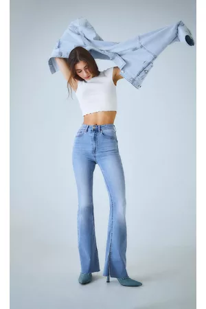 Jeans acampanados de Stradivarius para mujer 