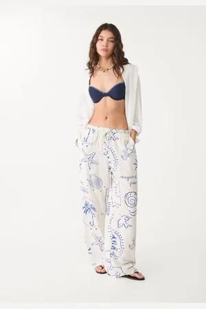 Stradivarius Pantalón fluido largo estampado 26