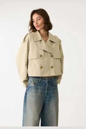 Stradivarius Trench crop fluida 26