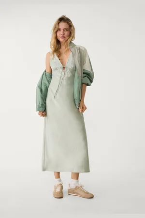 Stradivarius Vestido midi satinado encaje 30