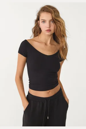 Stradivarius Camiseta escote pico canalé 24